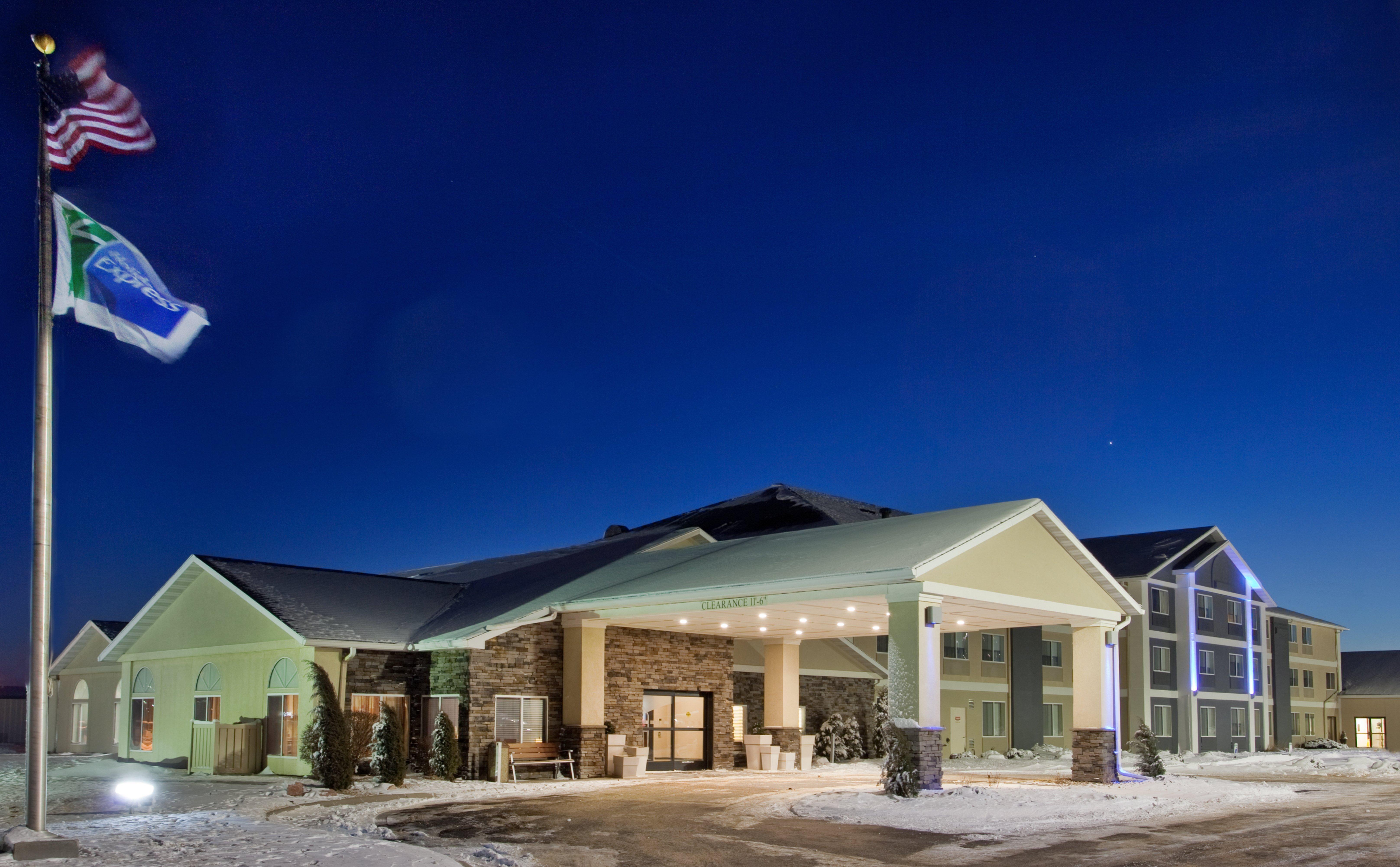 Holiday Inn Express Hotel & Suites Beatrice By Ihg Exterior foto